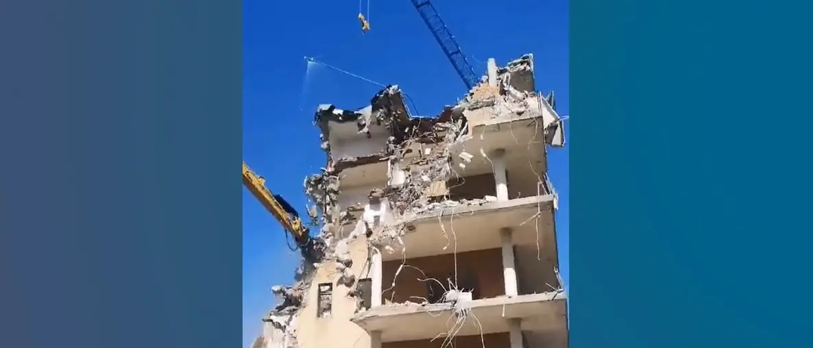A Rende c'è aria di demolizione. Ruspe buttano giù un palazzo a Commenda, ecco perché | VIDEO