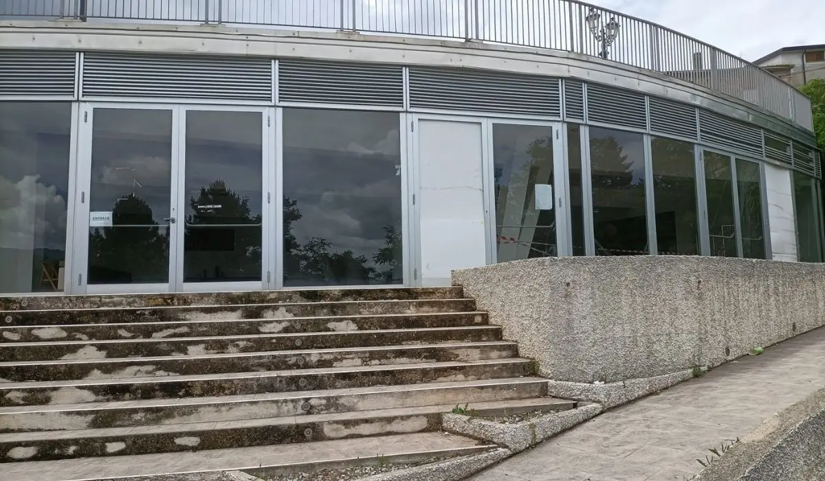 Cosenza, il Centro Polifunzionale di Donnici ha una nuova vetrata