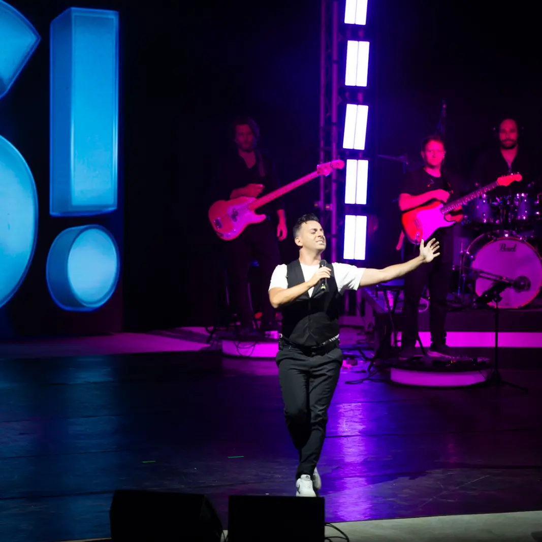 Corigliano Rossano in piedi per applaudire la comicità di Francesco Cicchella