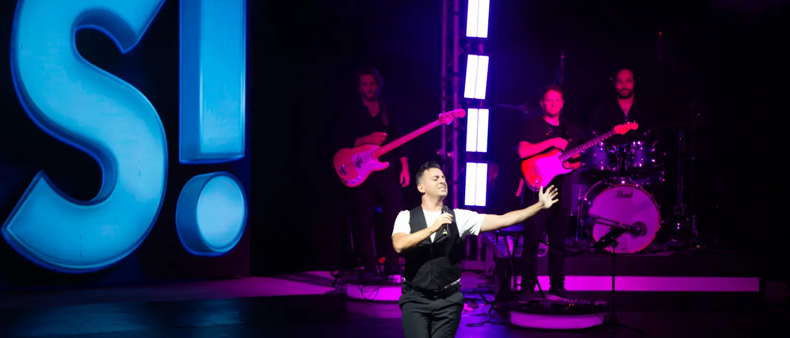 Corigliano Rossano in piedi per applaudire la comicità di Francesco Cicchella