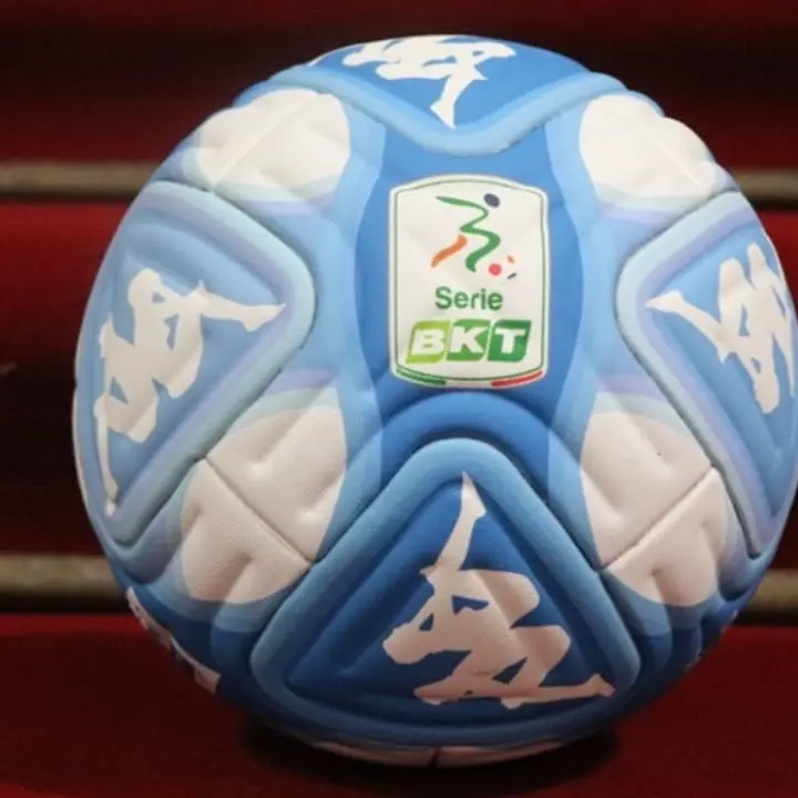 Giovane calciatore del Catanzaro perde i sensi, lo salva il medico del Foggia