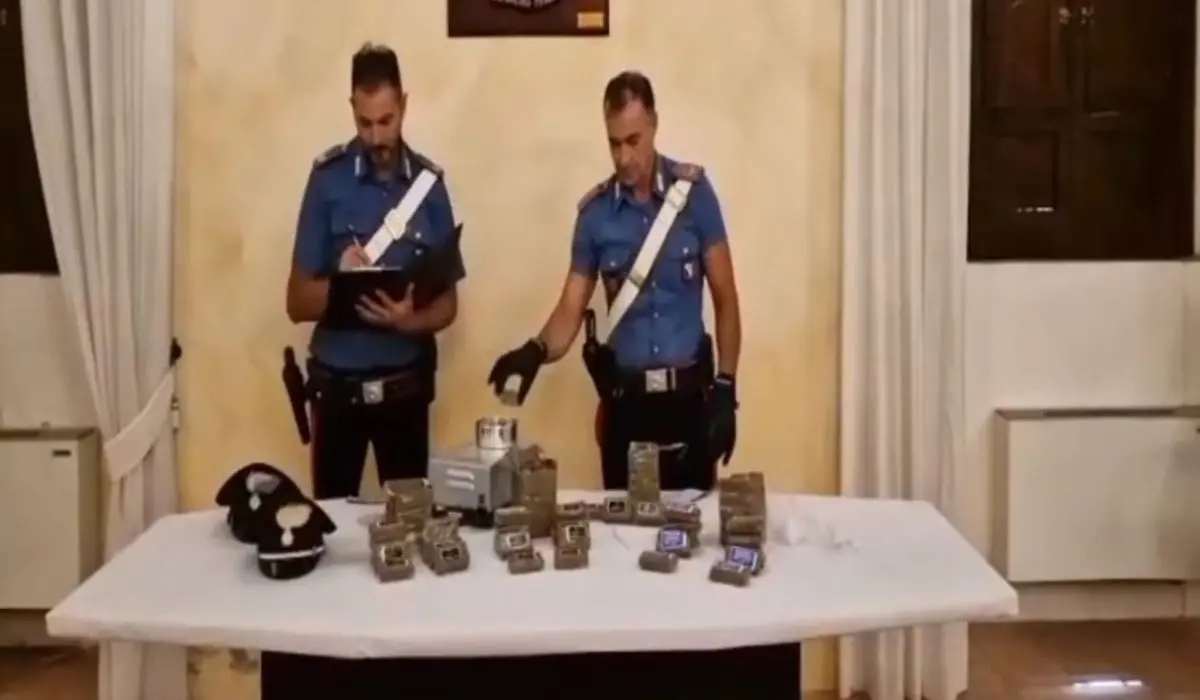 Castrovillari, a bordo di uno scooter con 40 panetti di hashish