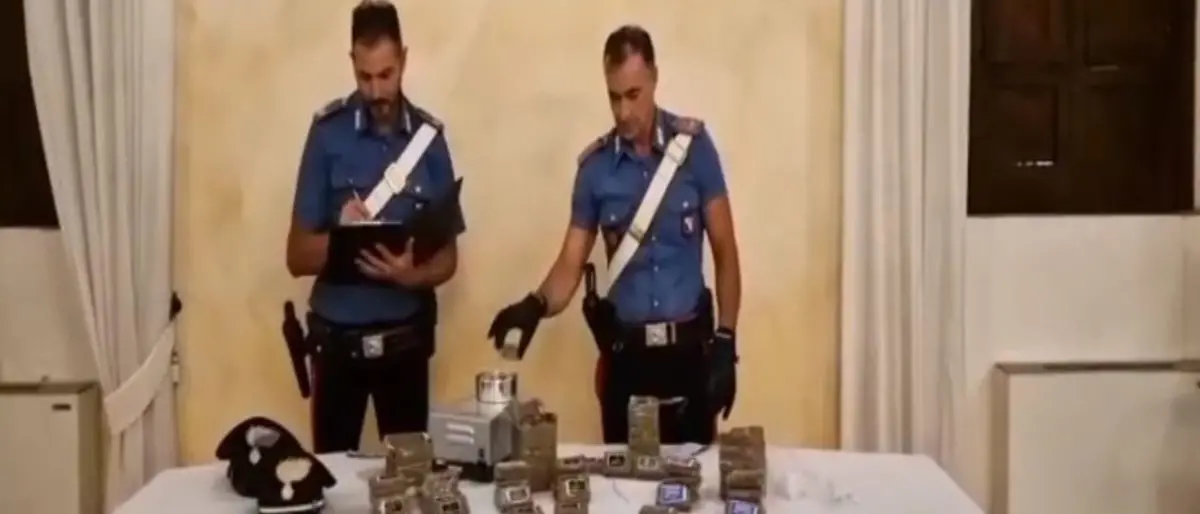 Castrovillari, a bordo di uno scooter con 40 panetti di hashish