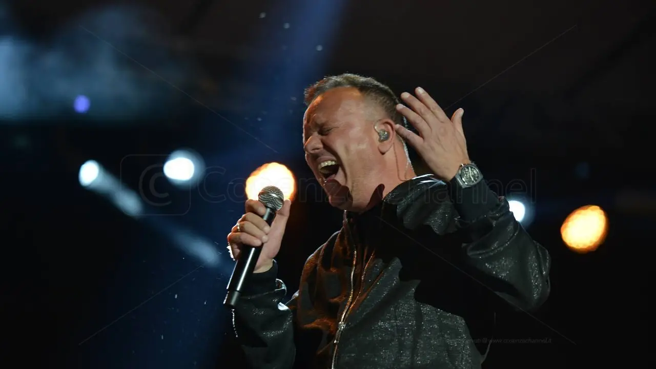 Como suena el corazon: Gigi d'Alessio infiamma la notte di Acri