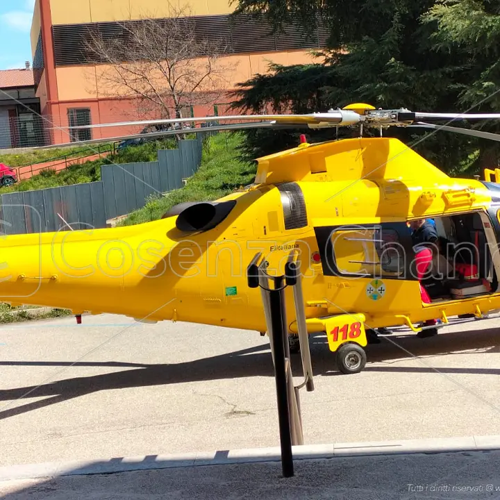 Guardia Piemontese, bimbo di tre anni investito da un pesante cancello: è grave