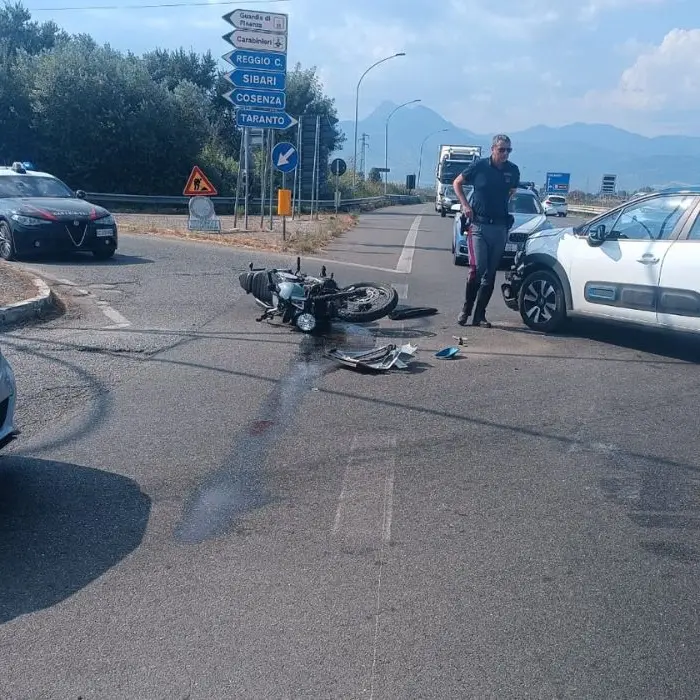 Sibari, scontro auto-moto sulla statale 106: ferito il centauro