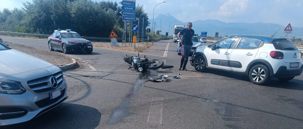 Sibari, scontro auto-moto sulla statale 106: ferito il centauro