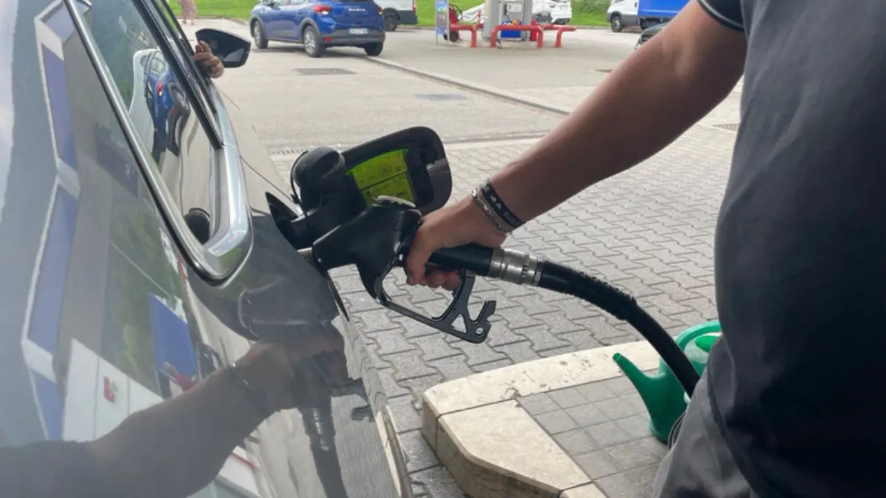 Calabria quanto mi costi. Caro carburanti senza freni, la nostra tra le regioni più care