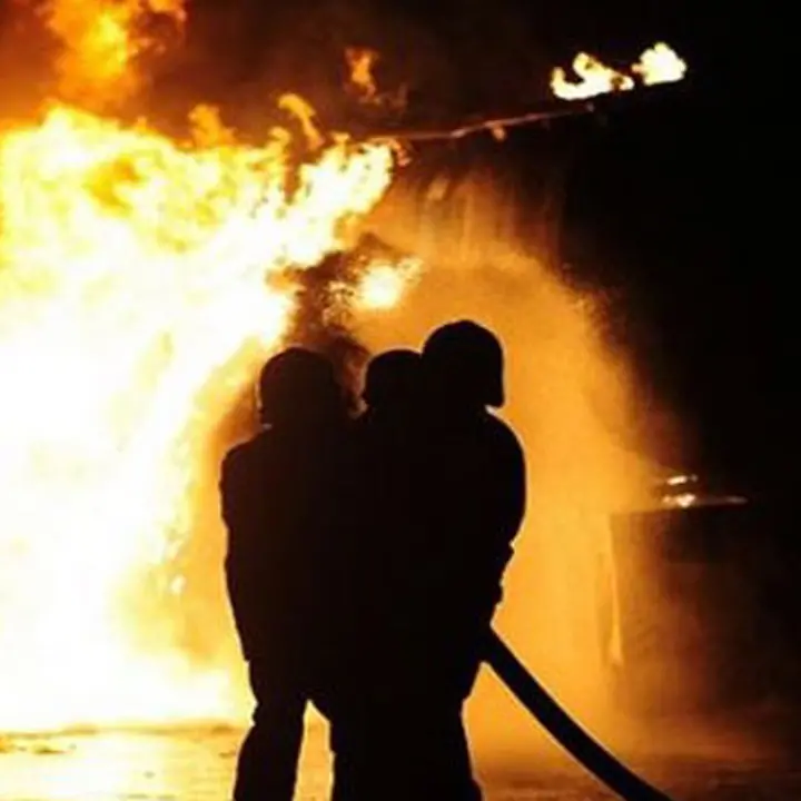 Cassano, banditi dirottano un tir e lo incendiano dopo aver rubato il carico di elettrodomestici
