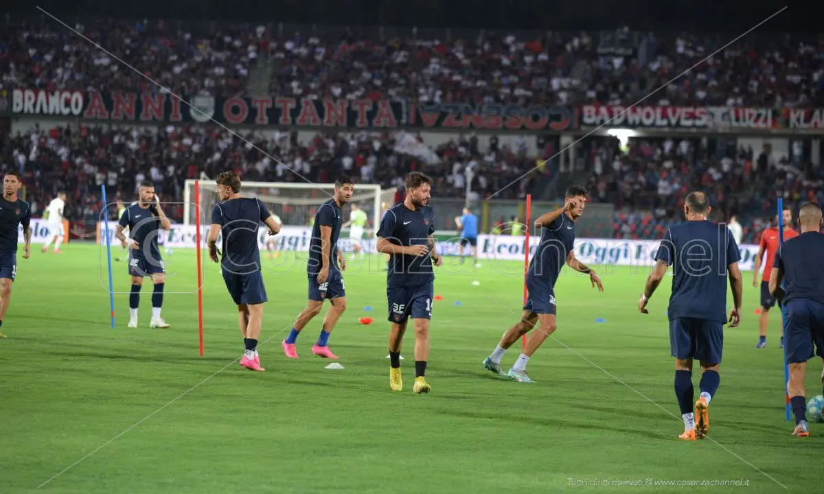 Cosenza, le prove di 4-2-3-1 e il muro dei mille biglietti già infranto