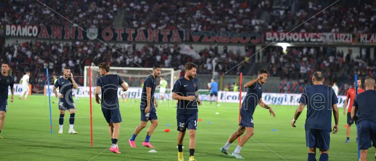 Cosenza, le prove di 4-2-3-1 e il muro dei mille biglietti già infranto