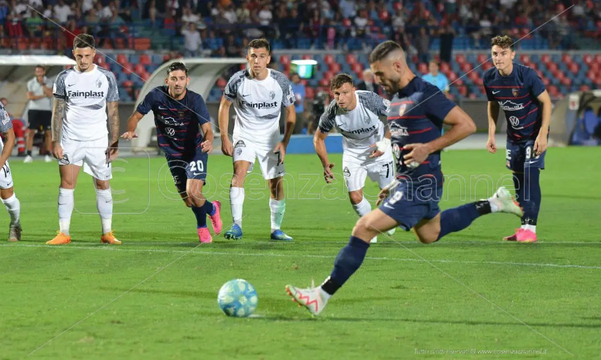 Cosenza, tre sberle all'Ascoli. Tutino, Arioli e Zilli infiammano l'estate | FOTOGALLERY