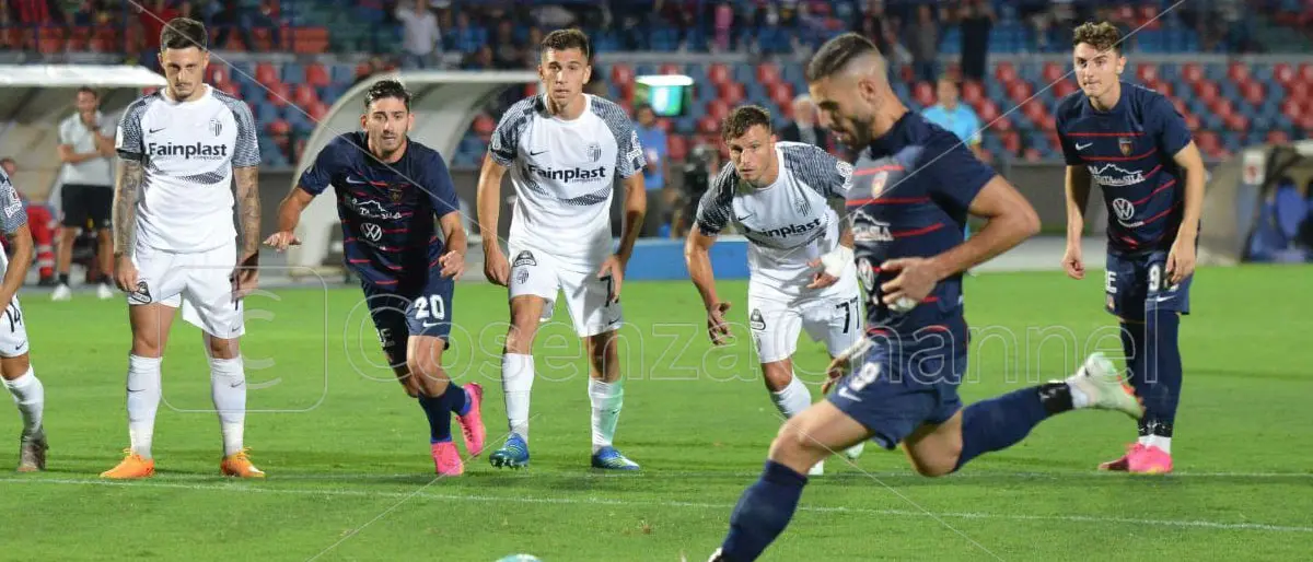 Cosenza, tre sberle all'Ascoli. Tutino, Arioli e Zilli infiammano l'estate | FOTOGALLERY