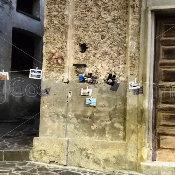 Torna stasera a Cetraro “Foto Sospese” l’evento collettivo per le vie del centro storico