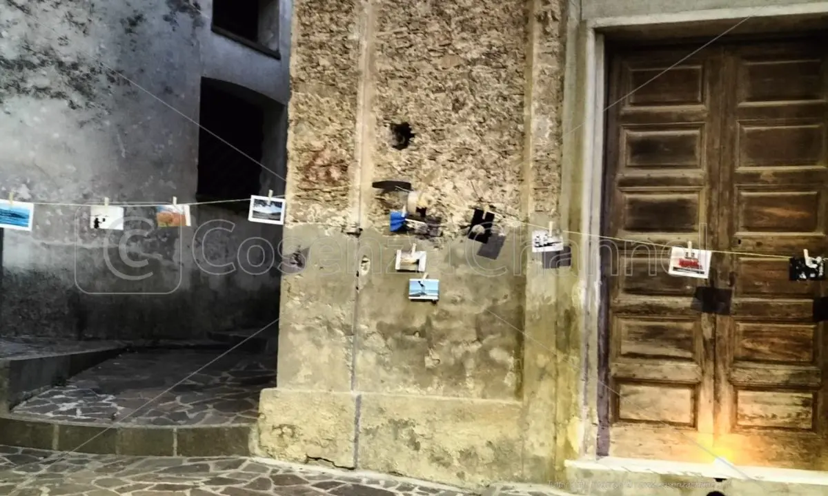 Torna stasera a Cetraro “Foto Sospese” l’evento collettivo per le vie del centro storico