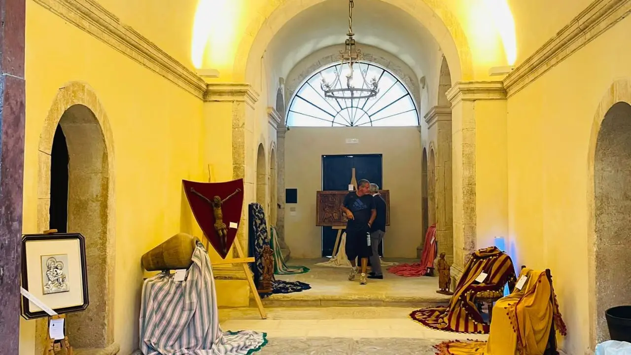 Aiello Calabro, damaschi e antiche coperte esposti a Palazzo Cybo