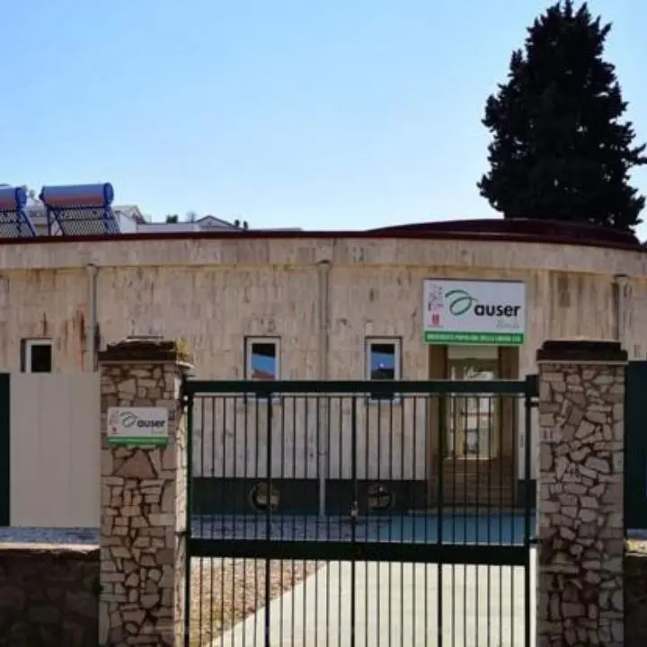 A Rende soffia il vento della rivolta. Nel primo giorno di scuola, flash mob in difesa dell'Auser