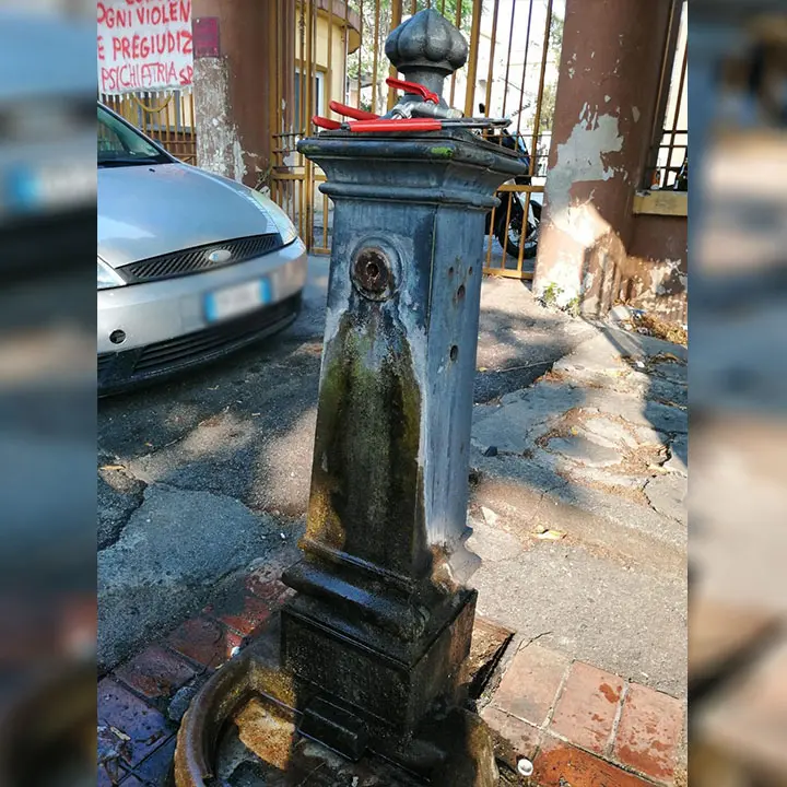 A Cosenza \"sgorga\" l'immagine della Madonna sui social di De Cicco e Sacco, ma è solo una fontana rotta