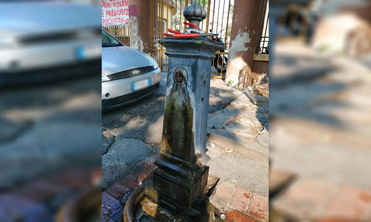 A Cosenza \"sgorga\" l'immagine della Madonna sui social di De Cicco e Sacco, ma è solo una fontana rotta