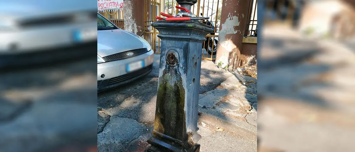 A Cosenza \"sgorga\" l'immagine della Madonna sui social di De Cicco e Sacco, ma è solo una fontana rotta