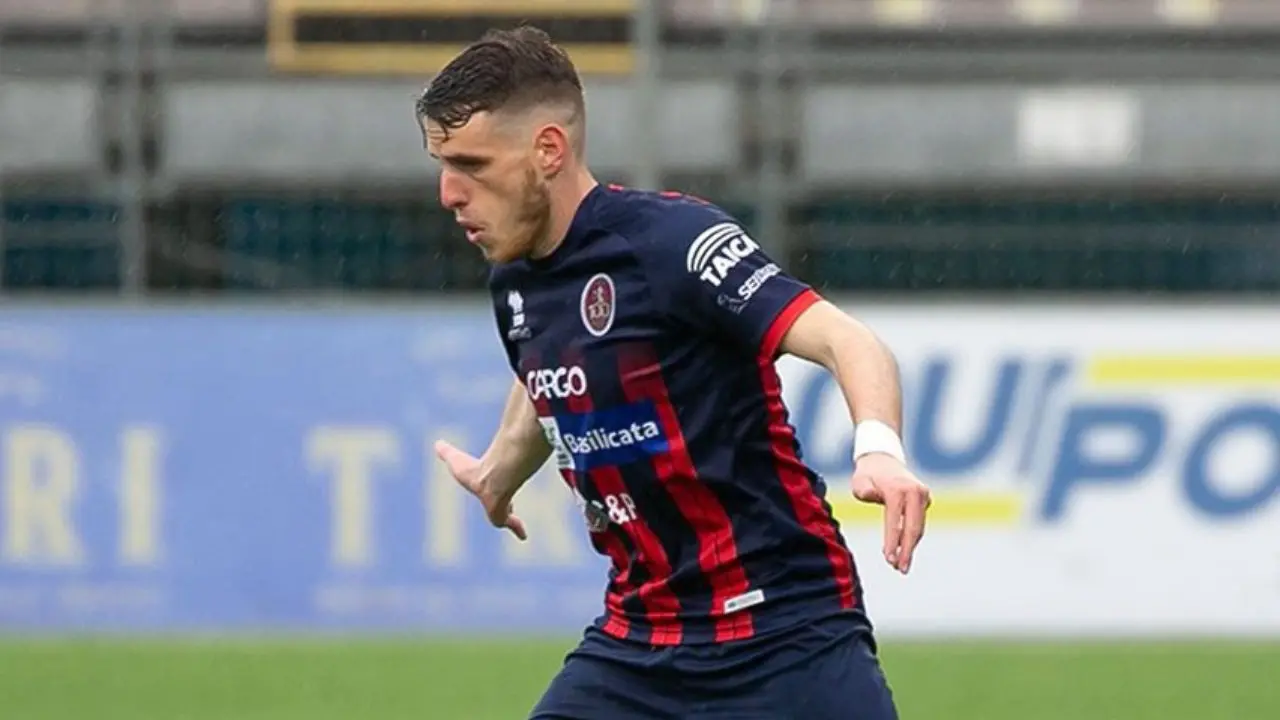 Cosenza Calcio, Ciro Panico si sfila la maglia rossoblù e indossa quella del Taranto