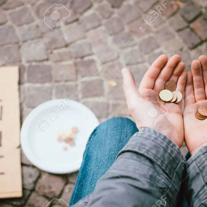 Migrante chiede l'elemosina, pregiudicato tenta di investirlo: arrestato