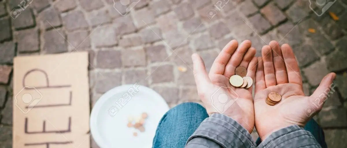 Migrante chiede l'elemosina, pregiudicato tenta di investirlo: arrestato