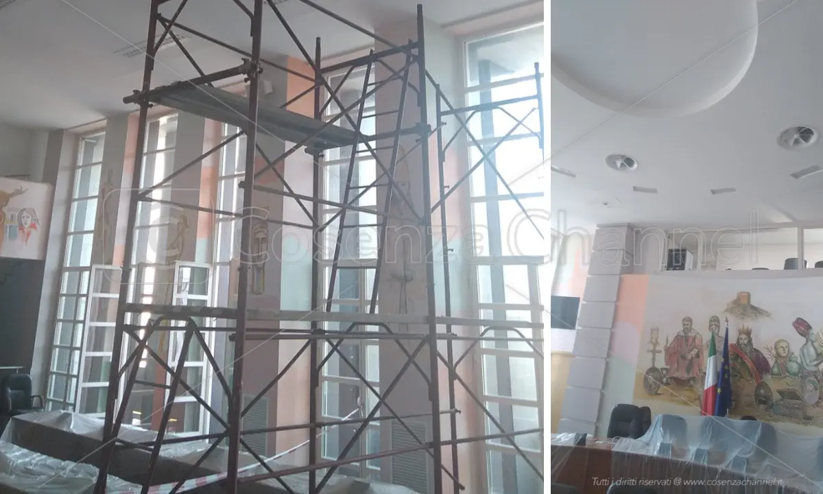 Palazzo dei Bruzi, dopo 9 mesi si ripara il controsoffitto della sala del consiglio
