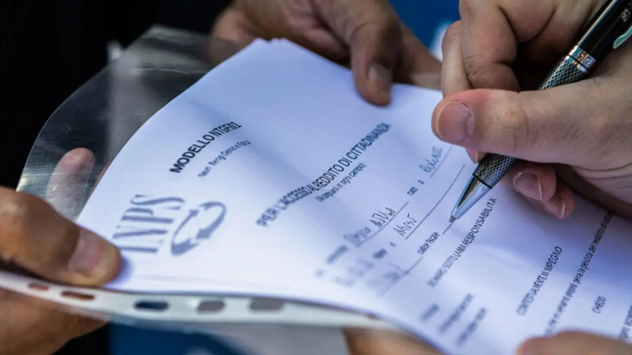 Cosenza si mobilita per dire no all'abolizione del Reddito di cittadinanza