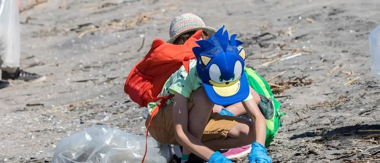 Belmonte, genitori e figli ripuliscono la spiaggia dai rifiuti abbandonati dai turisti pendolari