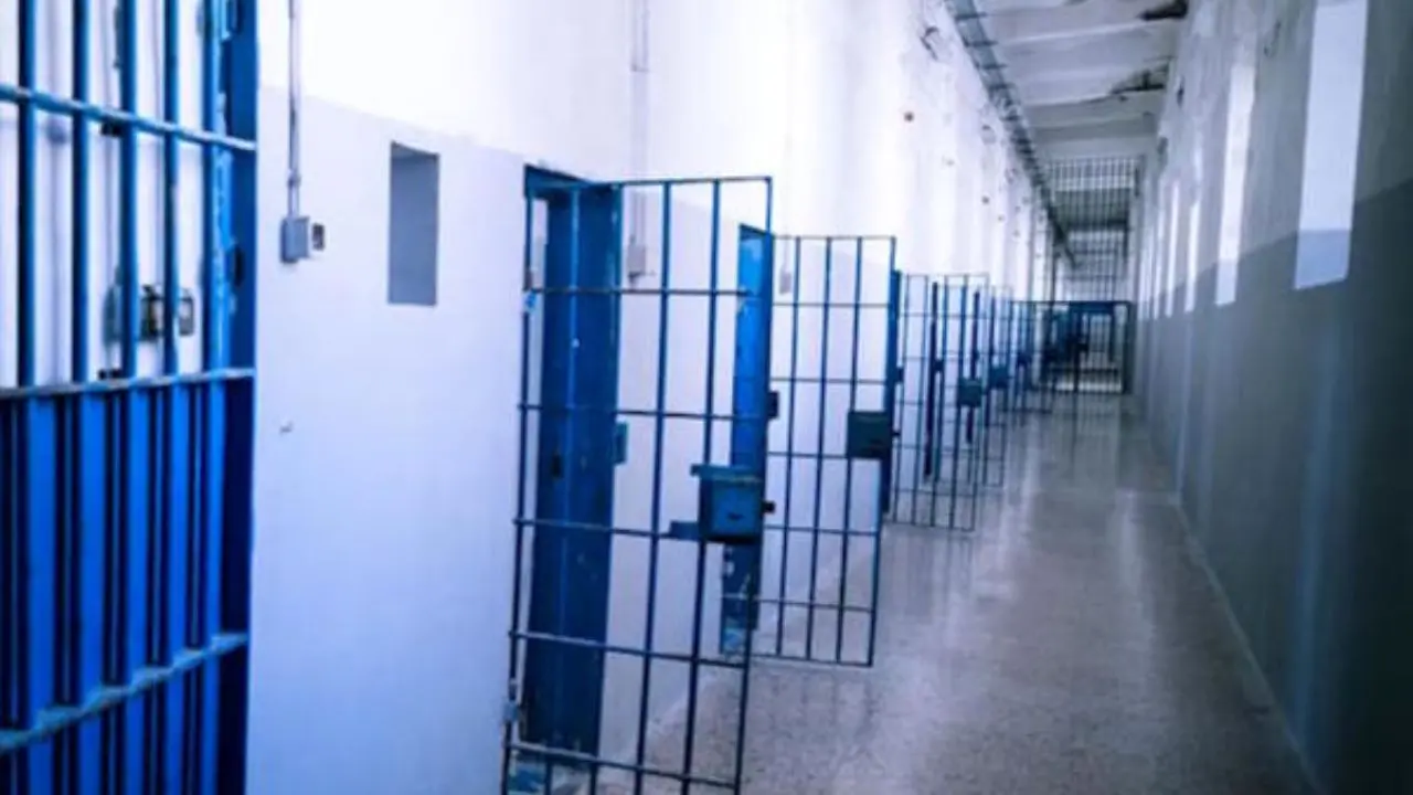 «Vietarmi un colloquio con mio marito detenuto è disumano»
