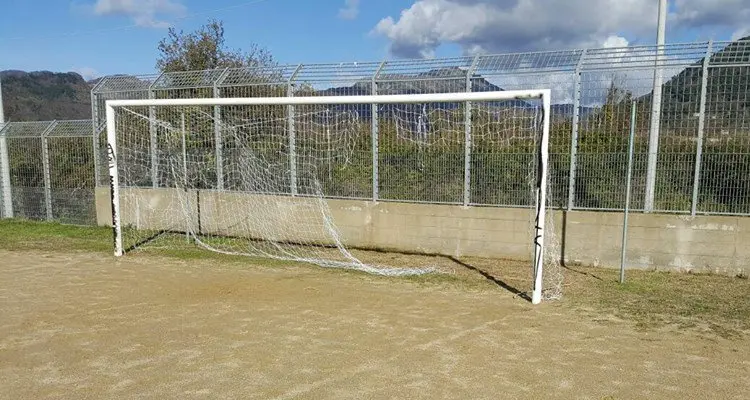 Clamoroso a Lago. Bruciano le porte per non far giocare la squadra [FOTO]