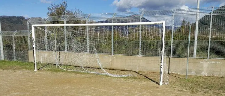 Clamoroso a Lago. Bruciano le porte per non far giocare la squadra [FOTO]