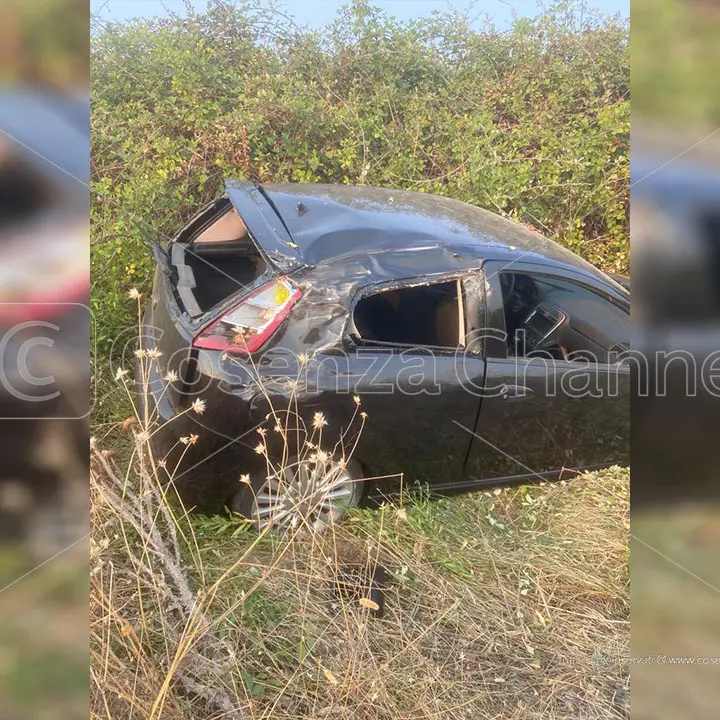 Incubo statale 106: un’auto con a bordo due giovani finisce fuori strada a Calopezzati