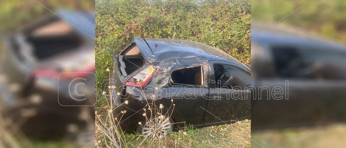 Incubo statale 106: un’auto con a bordo due giovani finisce fuori strada a Calopezzati