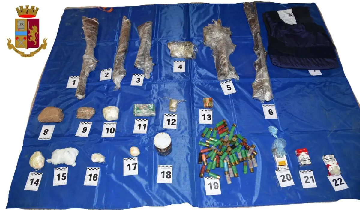 Cosenza, droga (hashish ed eroina) e armi scoperti dalla polizia | FOTO