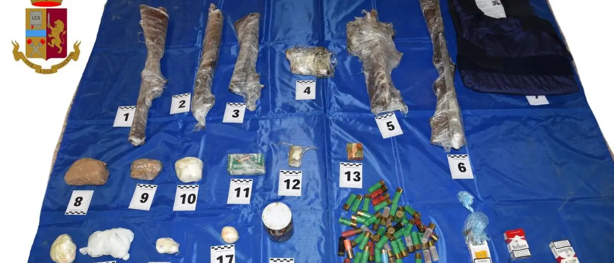 Cosenza, droga (hashish ed eroina) e armi scoperti dalla polizia | FOTO