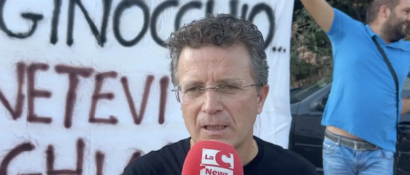 La rivoluzione dei trattori contro i cinghiali. Gli agricoltori bloccano la statale jonica