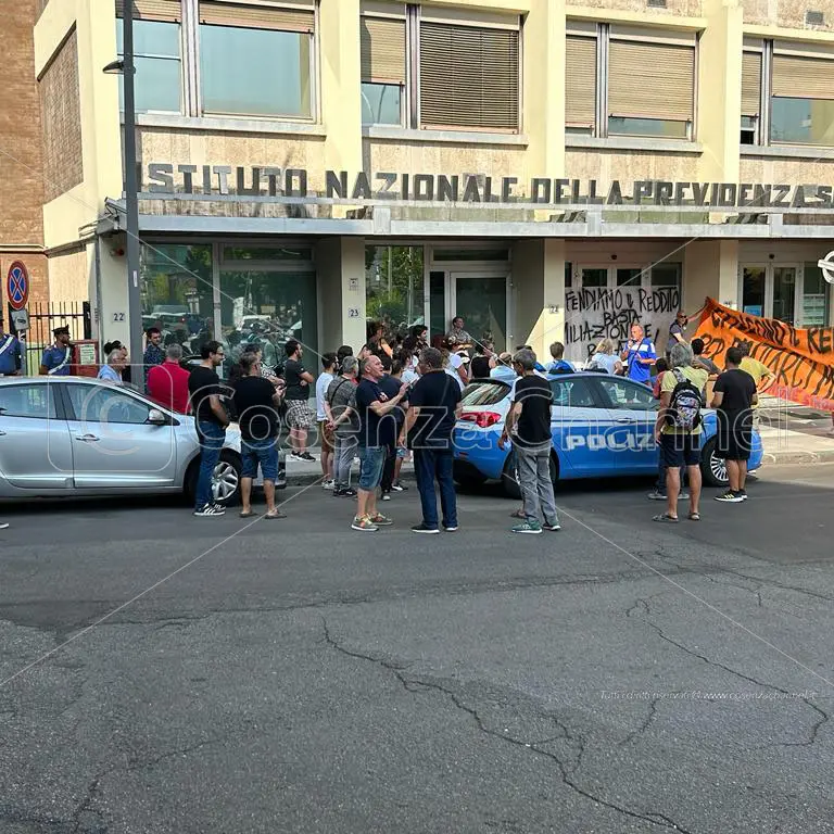 Reddito di cittadinanza, dopo la cancellazione la protesta davanti all'Inps. Ora molti rischiano la casa