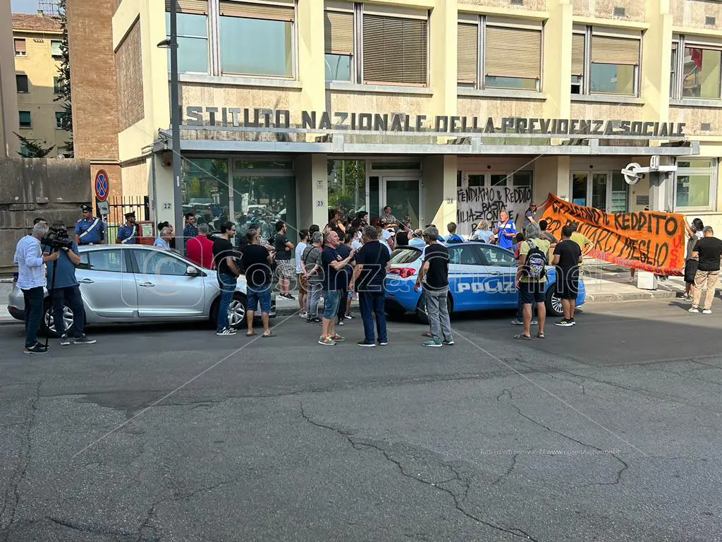 Reddito di cittadinanza, dopo la cancellazione la protesta davanti all'Inps. Ora molti rischiano la casa