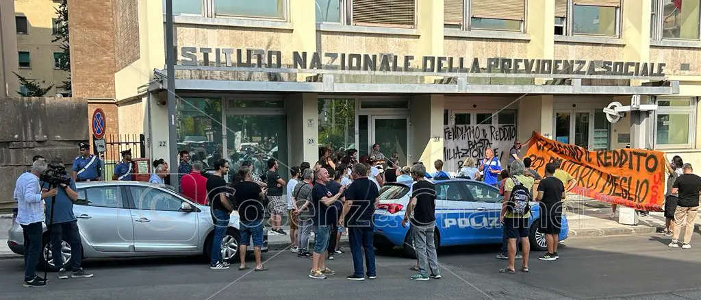 Reddito di cittadinanza, dopo la cancellazione la protesta davanti all'Inps. Ora molti rischiano la casa