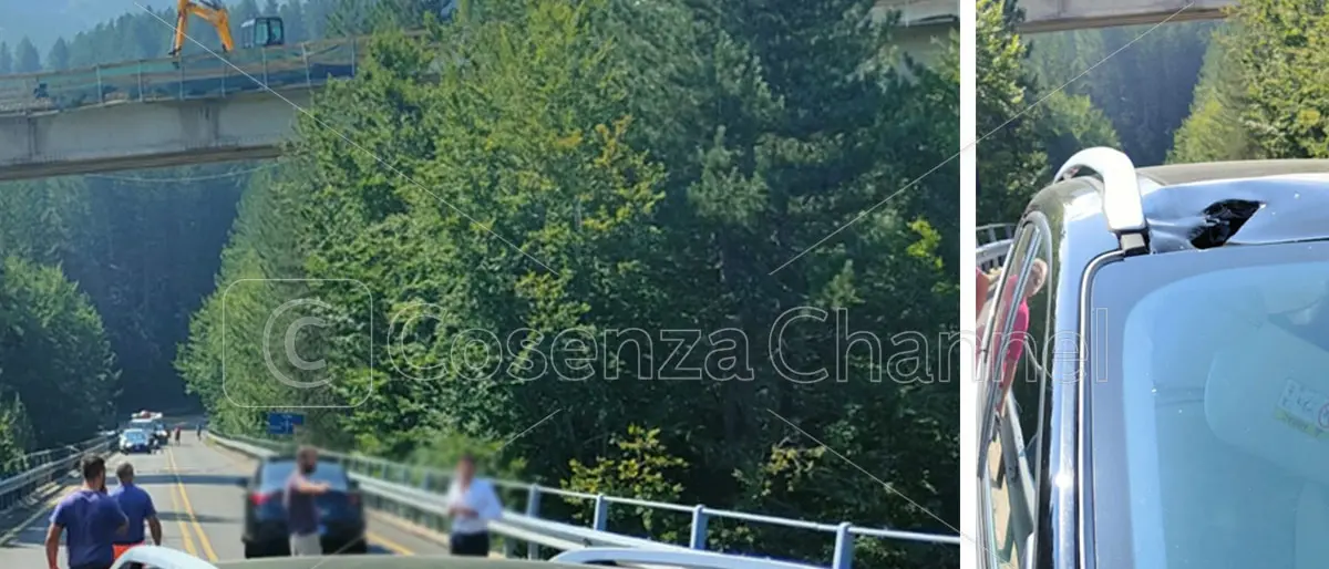 Statale 107, caduta di materiali dal ponte. Anas rassicura: «Errore umano»