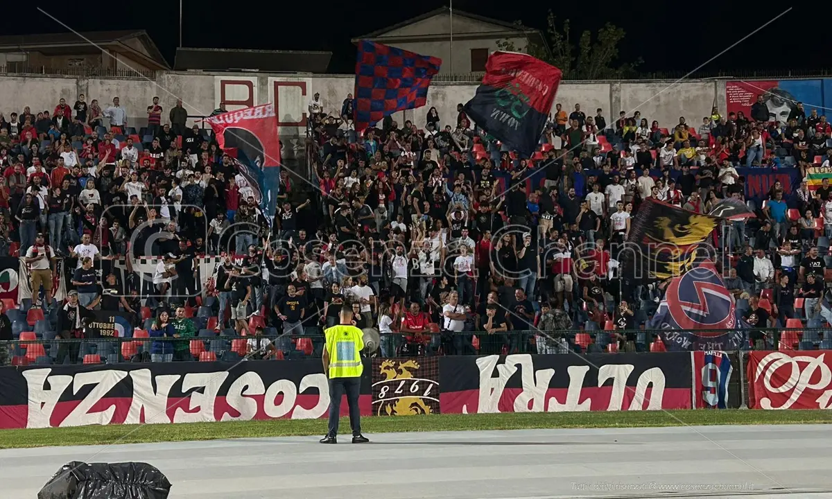 Cosenza, quegli applausi che valgono quanto una vittoria in campionato