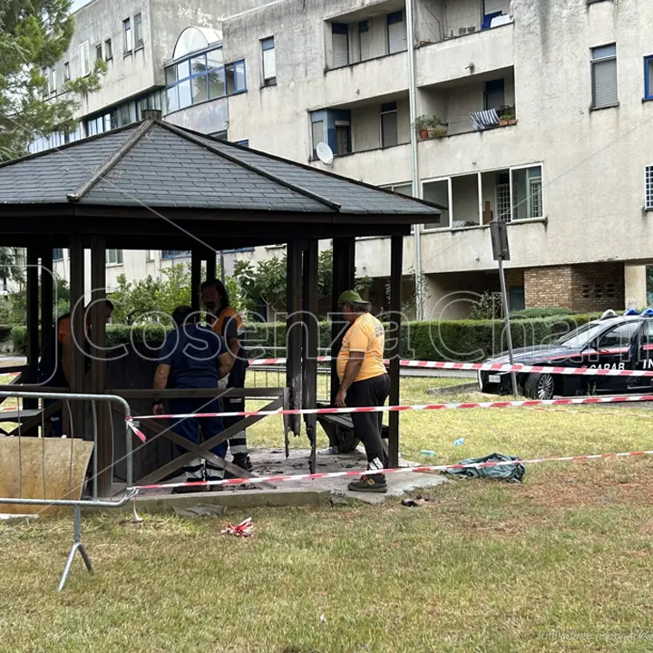 Rende, proteste dei residenti per la rimozione di uno storico gazebo a Villaggio Europa