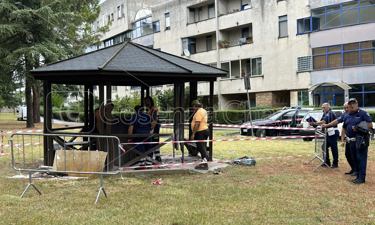Rende, proteste dei residenti per la rimozione di uno storico gazebo a Villaggio Europa