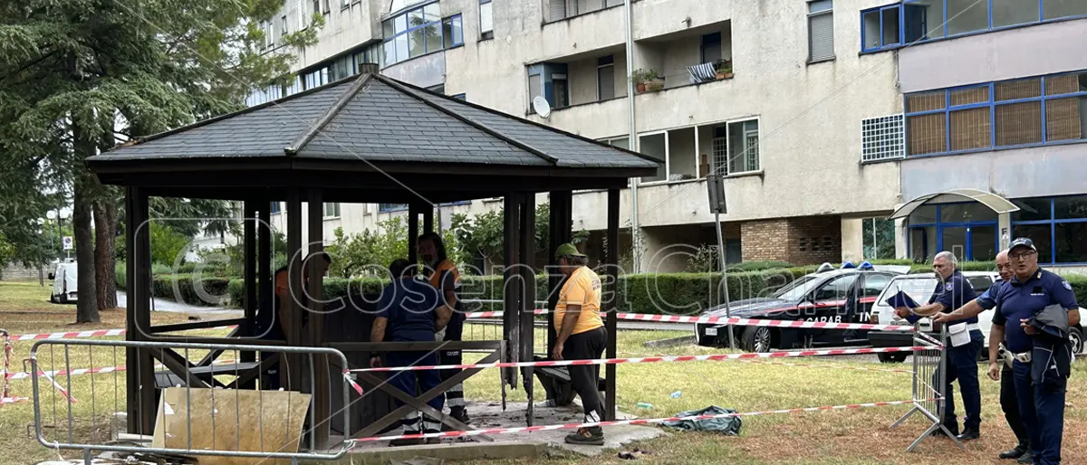 Rende, proteste dei residenti per la rimozione di uno storico gazebo a Villaggio Europa