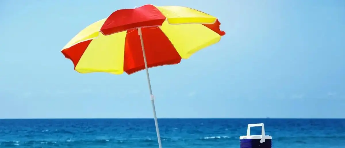 Caro-ombrellone 2025: il mare è sempre più blu, ma anche sempre più caro\n