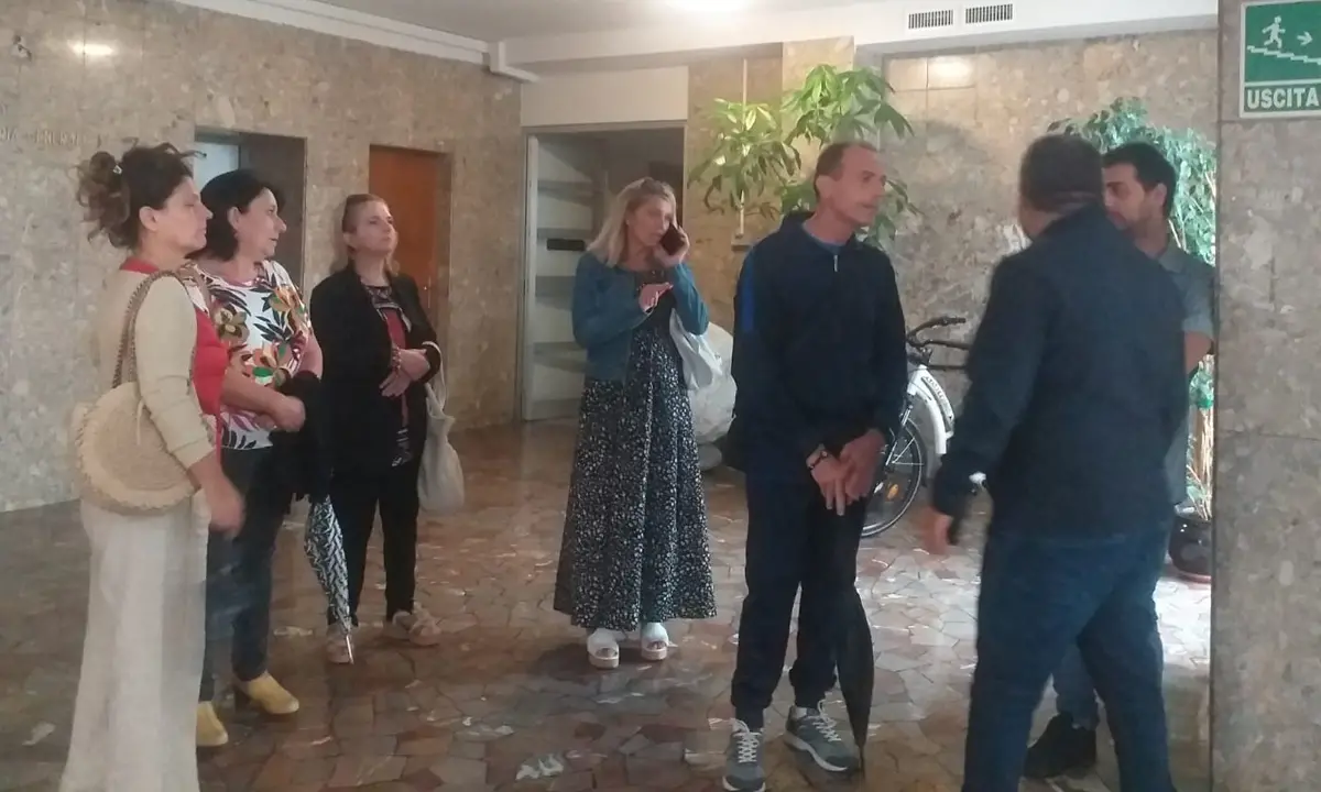 I lavoratori della Adiss Multiveservice protestano a Palazzo dei Bruzi