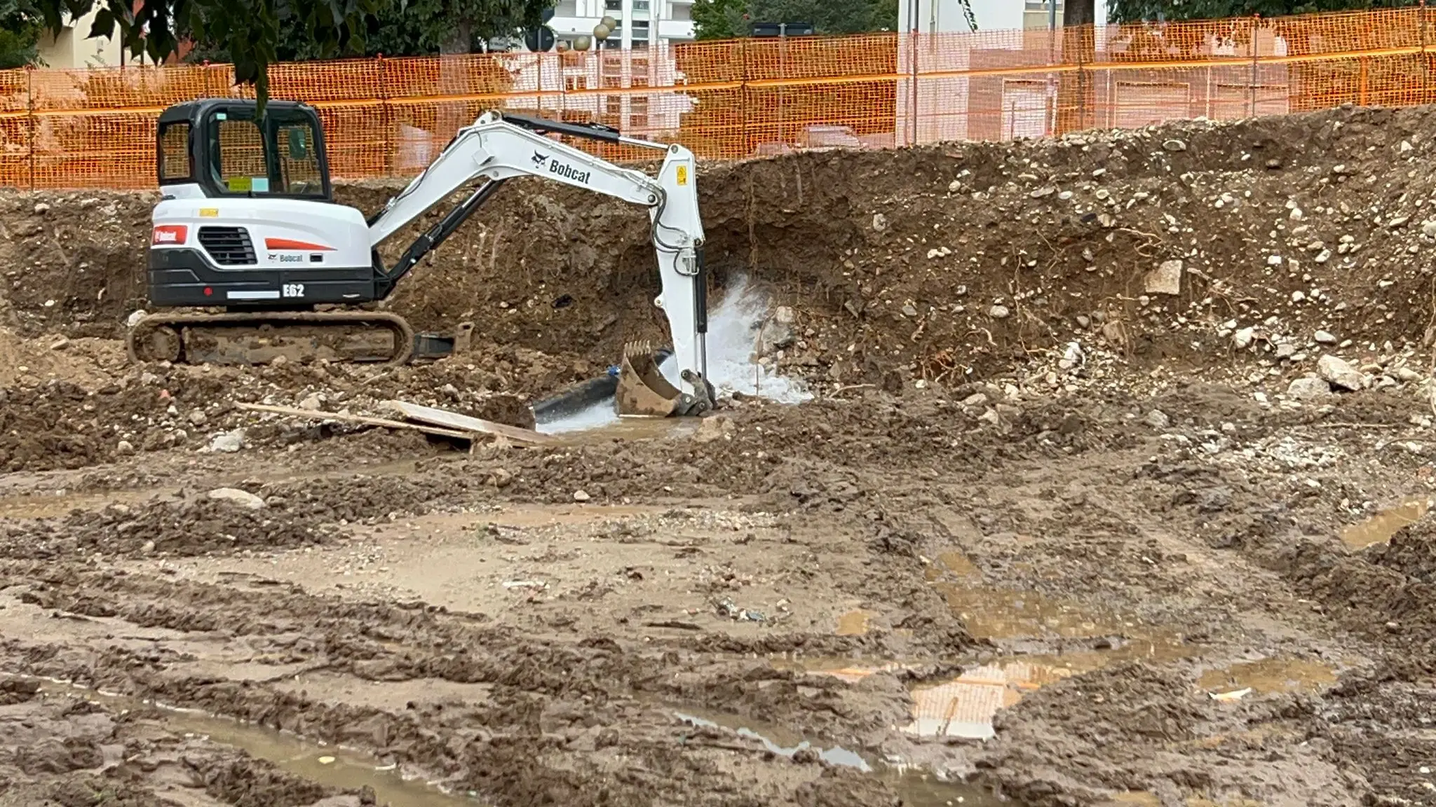 Cosenza, perdita d'acqua su viale Cosmai. Intervento in corso della Sorical