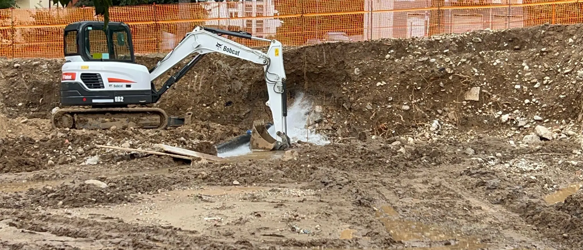 Cosenza, perdita d'acqua su viale Cosmai. Intervento in corso della Sorical